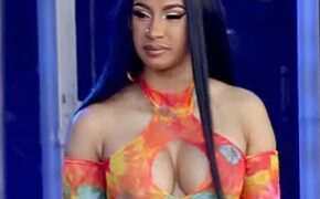Cardi B khoe ngực bốc lửa với trang phục màu sắc