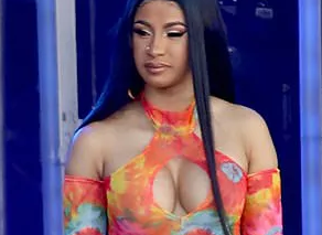 Cardi B khoe ngực bốc lửa với trang phục màu sắc