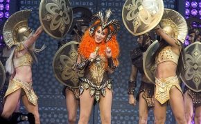 Choáng với vẻ trẻ trung của diva 72 tuổi