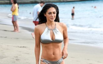 Casey Batchelor tự tin diện áo tắm sau khi giảm 26 kg