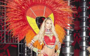 Candice Swanepoel thon thả địu con ra phố