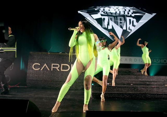 Cardi B tự tin khoe ngực mới chỉnh sửa - 10