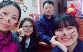 Câu chuyện xúc động về ông bố tự tay gội đầu cho con gái 26 tuổi