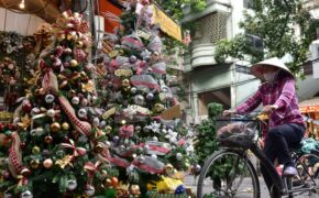 Cây thông Noel giá chục triệu đắt hàng trước lễ Giáng sinh