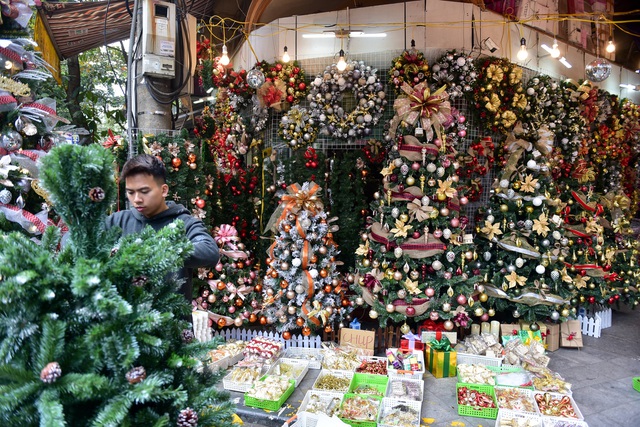 Cây thông Noel giá chục triệu đắt hàng trước lễ Giáng sinh - 2