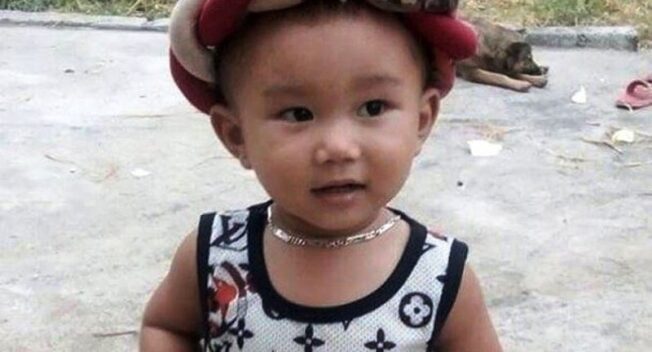 Cháu bé 2 tuổi hát “Mưa chiều miền Trung” đốn tim cộng đồng mạng