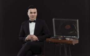 Chàng đại úy Tuấn Anh đốn tim người yêu nhạc bằng album “Hương tình cũ”