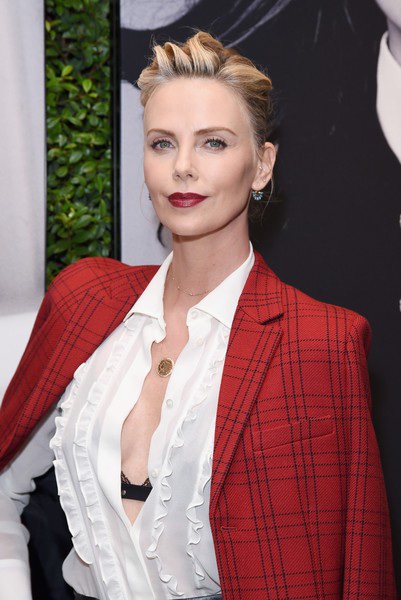  Charlize Theron trẻ đẹp và sang trọng 