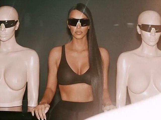 Kim Kardashian khoe thân để quảng cáo kính - 6