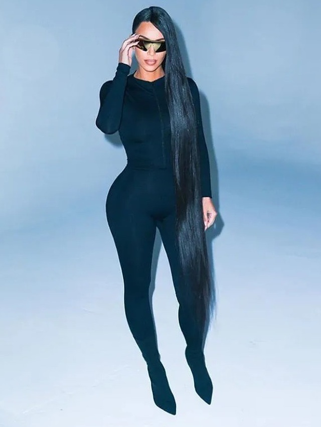 Kim Kardashian khoe thân để quảng cáo kính - 2