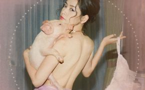 Chi Pu gây sốc khi cởi đồ, chụp ảnh bán nuy với… heo con