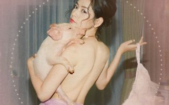 Chi Pu gây sốc khi cởi đồ, chụp ảnh bán nuy với… heo con