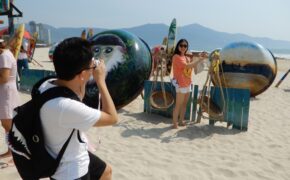 Du khách thích thú “check in” bên những chiếc thuyền thúng, ván lướt