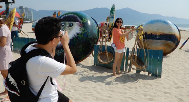 Du khách thích thú “check in” bên những chiếc thuyền thúng, ván lướt