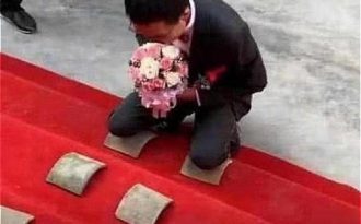 Đến rước dâu, chú rể bị bố mẹ vợ đặt ra thử thách oái oăm không ngờ