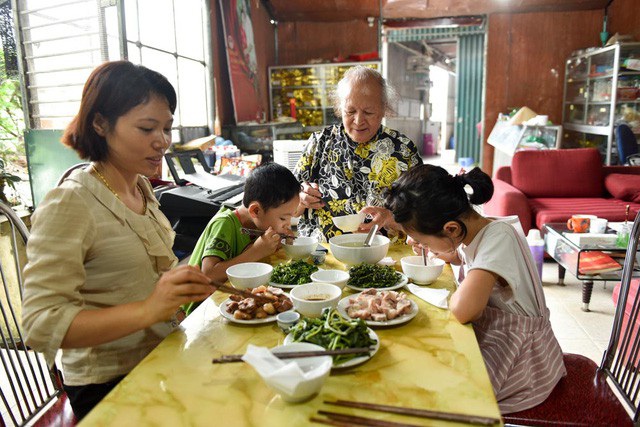 Ông Trọng cho biết, bí quyết duy trì cuộc hôn nhân lệch tuổi là sự chân thành và thấu hiểu lẫn nhau