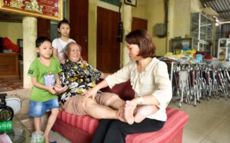 Những chuyện tình “bác, cháu” gây “sốt” dư luận, giờ ra sao?