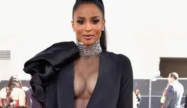 Ciara quyến rũ với váy xẻ sâu