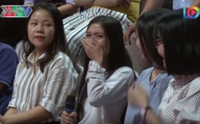 Em gái bật khóc trên sóng truyền hình khi thấy chị lần đầu hẹn hò
