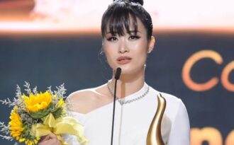 Đông Nhi bật khóc khi lần đầu nhận giải cống hiến