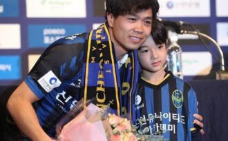 Cậu bé Hàn Quốc đẹp như búp bê trong lễ ra mắt của Công Phượng khiến dân mạng săn tìm