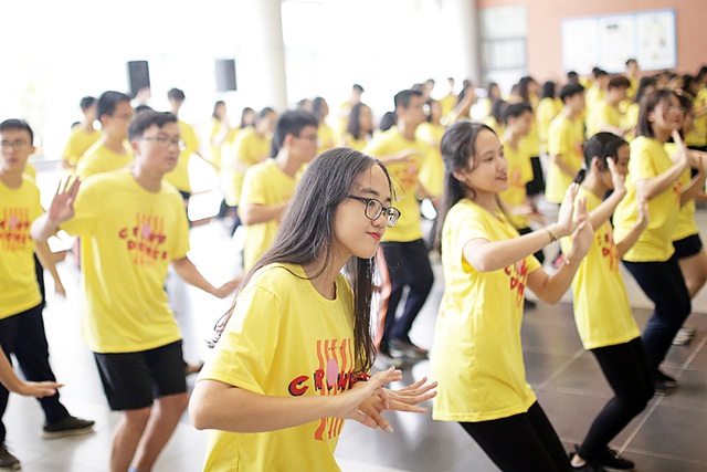 Top 10 Đại sứ trường Ams cùng nhảy flashmob đón tân binh - 6