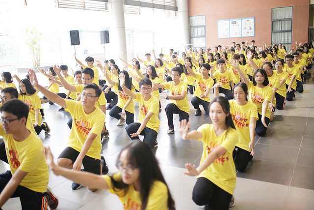 Top 10 Đại sứ trường Ams cùng nhảy flashmob đón tân binh - 7