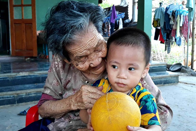 Cụ bà Quảng Trị 102 tuổi có 12 người con, 176 cháu nội ngoại - 4