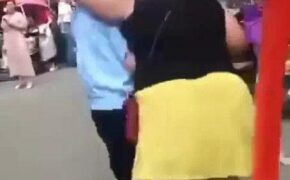 Nữ streamer sàm sỡ ông cụ 70 tuổi ngay giữa đường để được… nổi tiếng