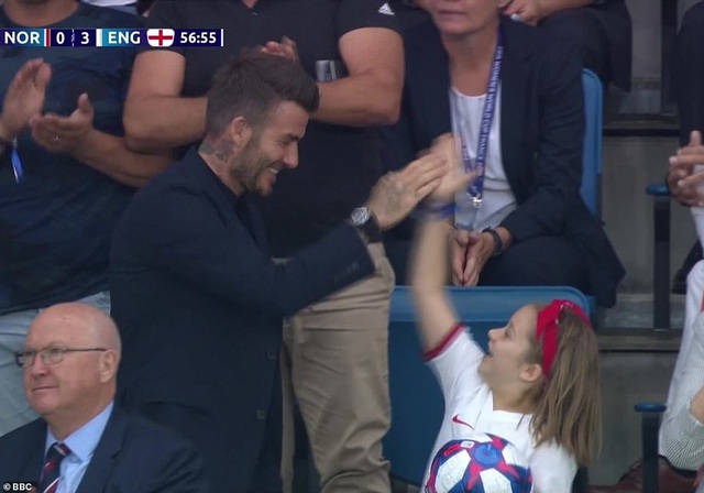 David Beckham đưa con gái nhỏ đi xem đá bóng - 7