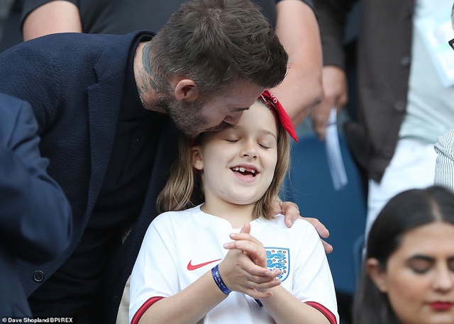 David Beckham đưa con gái nhỏ đi xem đá bóng - 9