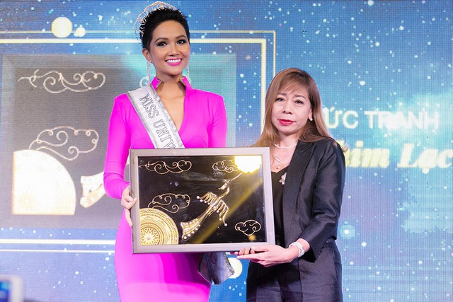  Tại chương trình, quà tặng quốc gia mà hoa hậu H’Hen Niê mang đến Miss Universe được tiết lộ là “Bức tranh chim lạc - trống đồng”. Điểm nổi bật ấn tượng là bức tranh mạ vàng được đính kết ngọc trai. 