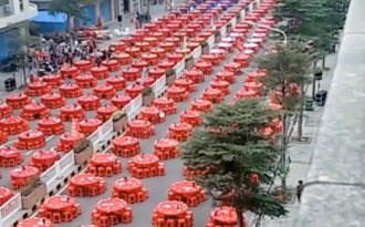Đám cưới siêu khủng với hàng nghìn bàn tiệc “chảy dài” hết con đường tại Trung Quốc