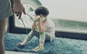 Đánh đòn hay không đánh đòn? Câu hỏi đau đầu với các bậc cha mẹ