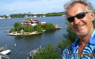 Người đàn ông xây đảo bằng chai nhựa suốt 7 năm để bảo vệ môi trường