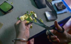 Bí mật làng nghề “đập” chỉ vàng thành một tấm lá vàng rộng 1m2 ở Việt Nam