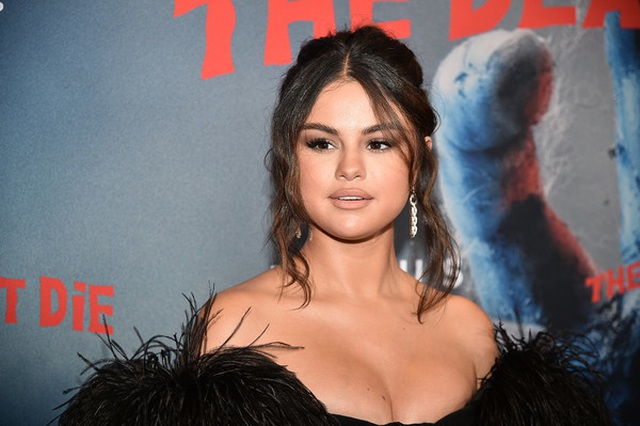 Selena Gomez khoe ngực nảy nở - 7