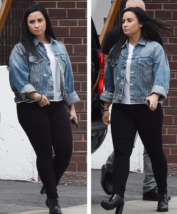  Demi Lovato hẹn đi uống cafe cùng một người bạn ở Los Angeles, ngày 7/11. 