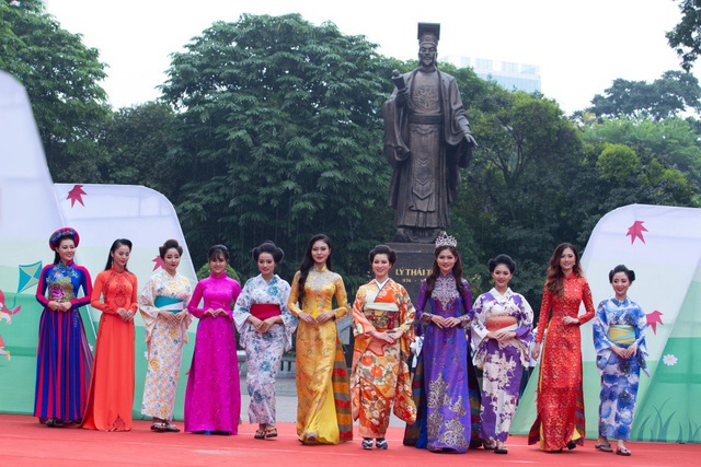 Trước đó, trong cùng ngày, Thanh Hương đã tham gia một sự kiện cộng đồng khác, dù khá vất vả trong việc di chuyển để kịp giờ diễn nhưng cô rất vui vẻ góp mặt trong chương trình.