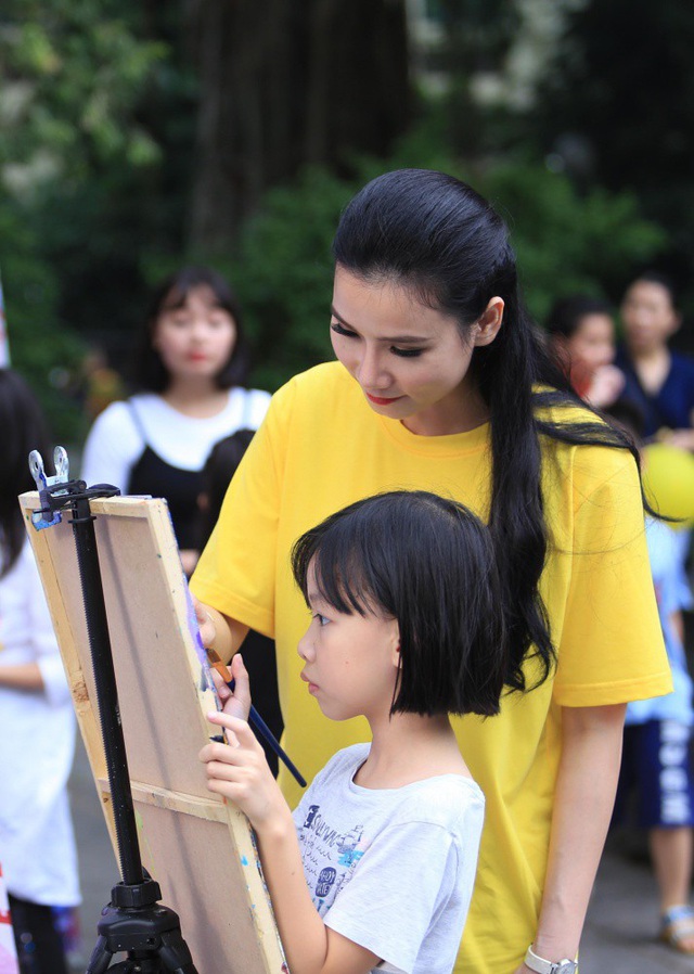 ... hoạ sĩ hướng dẫn các em nhỏ. Năm 2017, Lương Giang lên sóng hai vai chính trong phim truyền hình là “Ngự lâm không kiếm” và “Hoa cỏ may 3”. Thời gian qua, Lương Giang xuất hiện trong phim “Ghét thì yêu thôi” và tập trung vào hội hoạ, công việc giảng dạy tại ĐH Sư phạm Nghệ thuật TƯ.