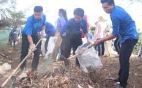 Gần 300 đoàn viên, thanh niên tham gia làm sạch bãi biển trong “Ngày thứ 7 tình nguyện”