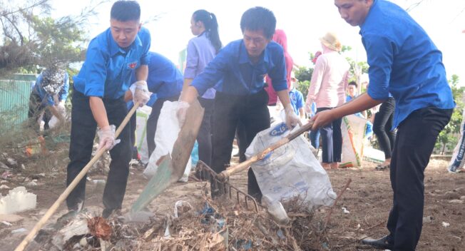 Gần 300 đoàn viên, thanh niên tham gia làm sạch bãi biển trong “Ngày thứ 7 tình nguyện”