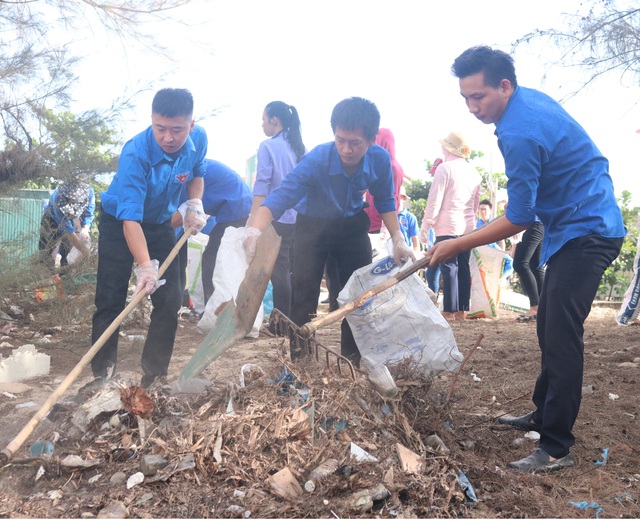 Gần 300 đoàn viên, thanh niên tham gia làm sạch bãi biển trong “Ngày thứ 7 tình nguyện” - 1