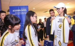 Đả nữ Hollywood “nhắc” bố mẹ Việt đội mũ bảo hiểm cho con