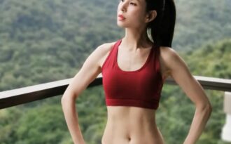 Mê mẩn dáng săn chắc của “Tiểu Long nữ” Lý Nhược Đồng ở tuổi 46