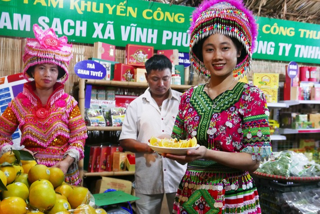  Các cô gái người dân tộc thiểu số ở Hà Giang về Hà Nội giới thiệu đặc sản cam của địa phương. Ở các kỳ hội chợ Đặc sản Vùng miền Việt Nam, đã có hàng nghìn các giao dịch giữa các doanh nghiệp tham gia hội chợ với các đơn vị phân phối, nhiều sản phẩm đặc sản vùng miền đã được đưa vào hệ thống phân phối và bán lẻ của Thủ đô, góp phần tích cực vào chủ trương người Việt Nam ưu tiên dùng hàng Việt Nam. 