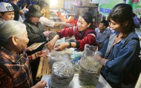 Đặc sản 3 miền hội tụ ở Hà Nội thu hút hàng nghìn người dân thưởng thức