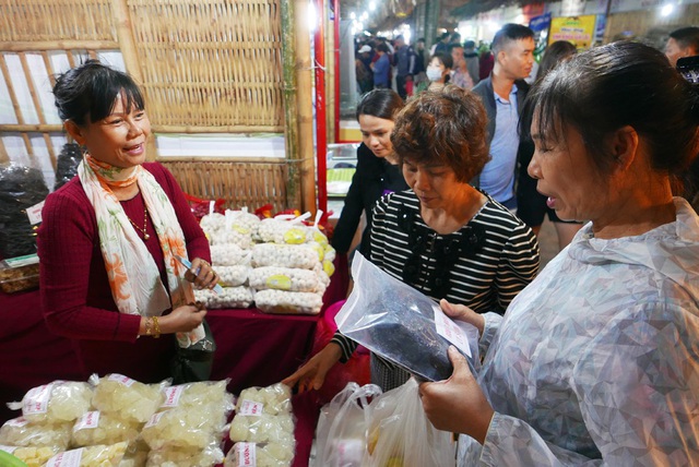  Hội chợ cũng là nơi để các cơ sở, doanh nghiệp sản xuất, phân phối của Hà Nội và các tỉnh, thành phố gặp gỡ, chia sẻ kinh nghiệm, tìm hiểu thông tin thị trường; bàn giải pháp thúc đẩy sản xuất, kết nối cung cầu hàng hóa, phát triển hệ thống phân phối nhằm phục vụ nhu cầu tiêu dùng đa dạng của nhân dân Hà Nội, các tỉnh, thành phố và đẩy mạnh xuất khẩu. 