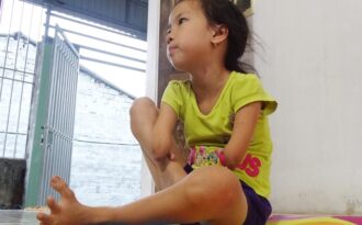 Cô bé 9 tuổi cụt hai tay, viết chữ đẹp như máy khiến bao người cảm phục