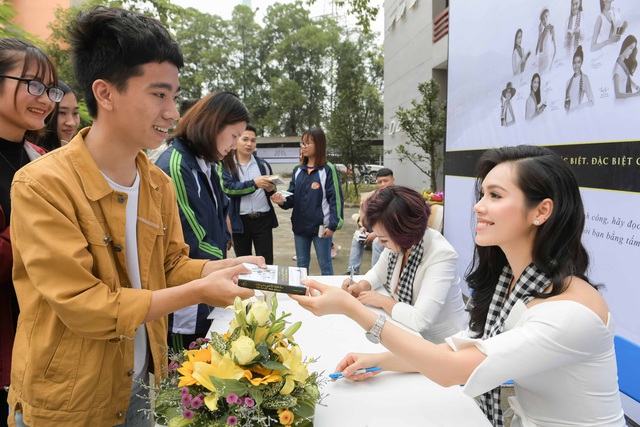 Hoàng My và Thái Thùy Linh ký tặng sách cho sinh viên.